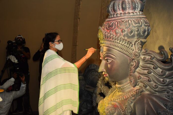 West Bengal CM-Mamta Bannerjee Drawing the Eye of Maa Durga | Kolkata | 2021
